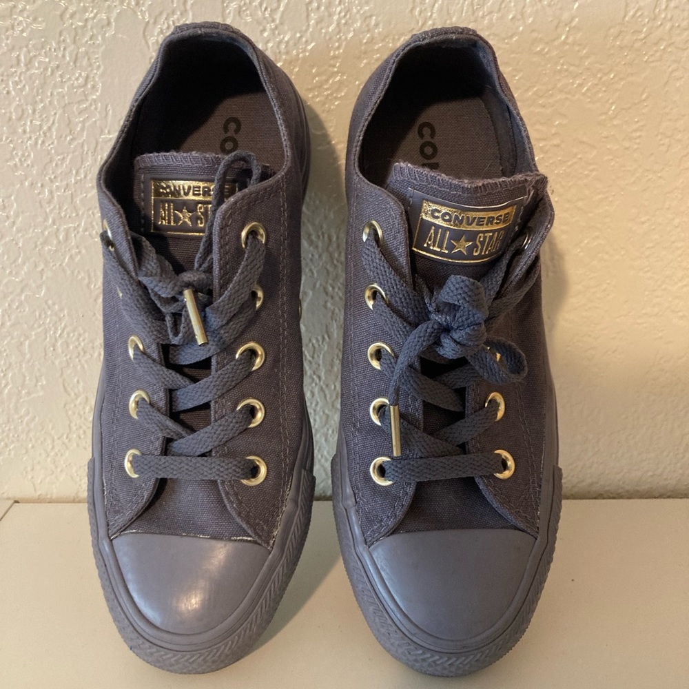 Women grey low top Converse size 6.